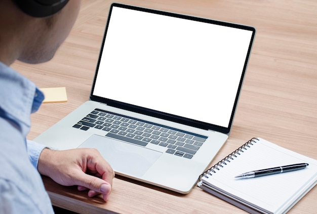 Empresario con auriculares y fondo de pantalla blanca simulado en pantalla portátil