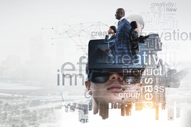 Empresario en auriculares VR sobre antecedentes comerciales abstractos. Técnica mixta