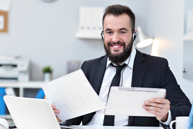 empresario con auriculares