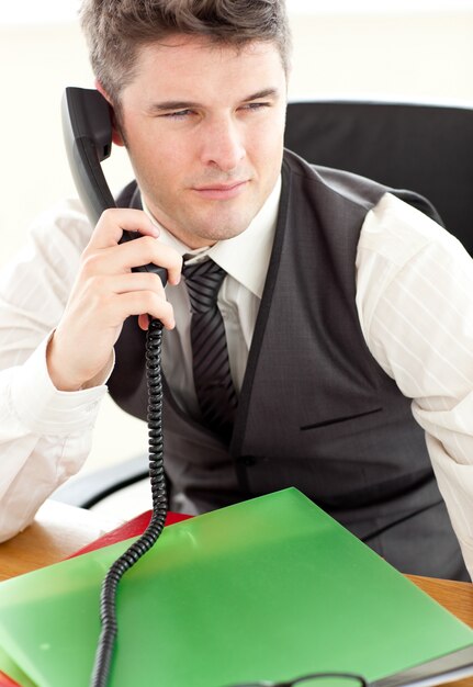 Empresário auto-confiante falando no telefone no escritório