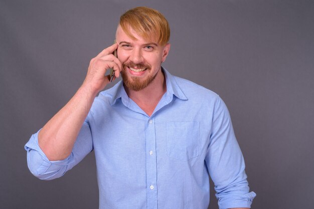 Empresario barbudo con cabello rubio en gris