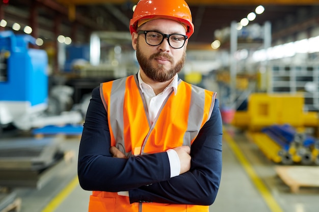 Empresario barbudo con casco