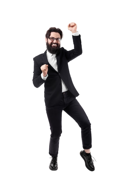 Empresário barbudo dançando comemorando seu sucesso, isolado no fundo branco