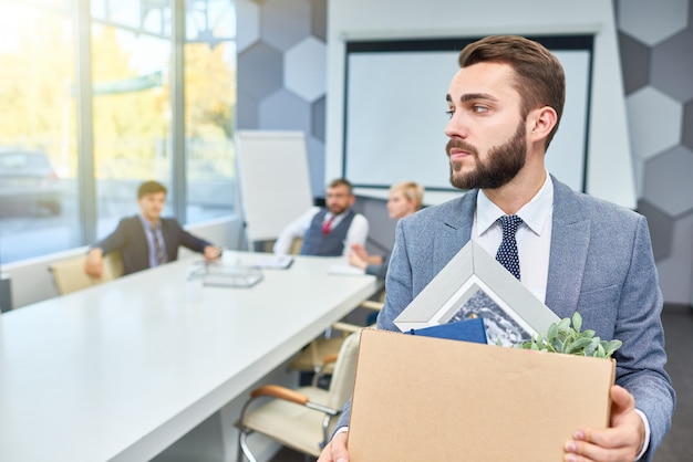 Empresario barbudo dejando trabajo