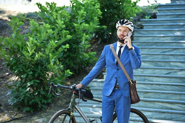 Empresário barbudo falando por telefone inteligente