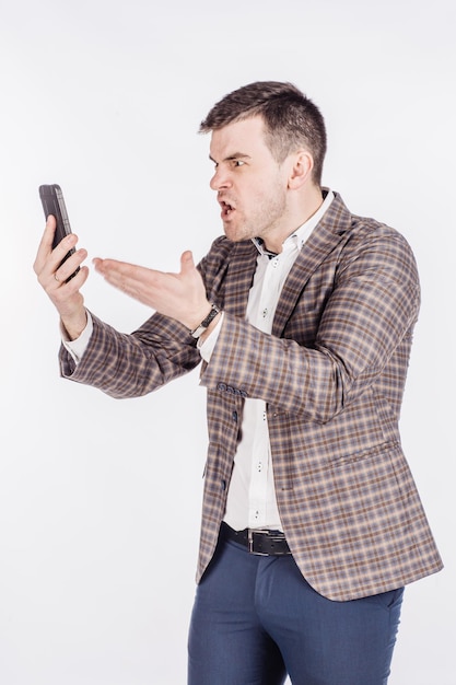 Empresario barbudo hablando por teléfono celular expresión de emoción humana e imagen de concepto de estilo de vida sobre un fondo de estudio blanco