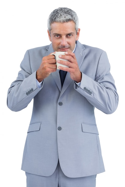 Empresario bebiendo una taza de café