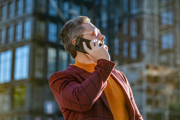 Foto empresário bem-sucedido com ligação de celular na rua empresário liga no celular