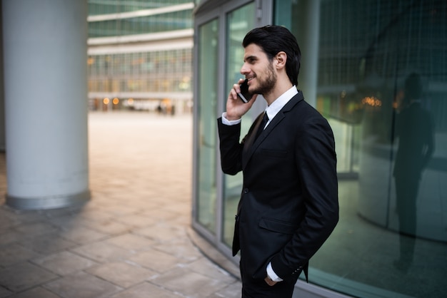 Empresário bem sucedido, falando ao telefone