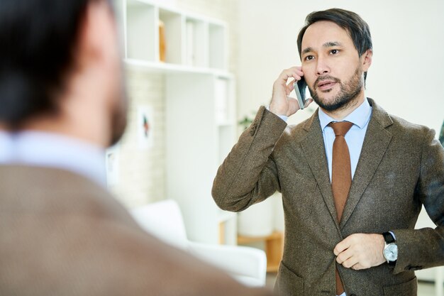 Empresário bem sucedido, falando no telefone