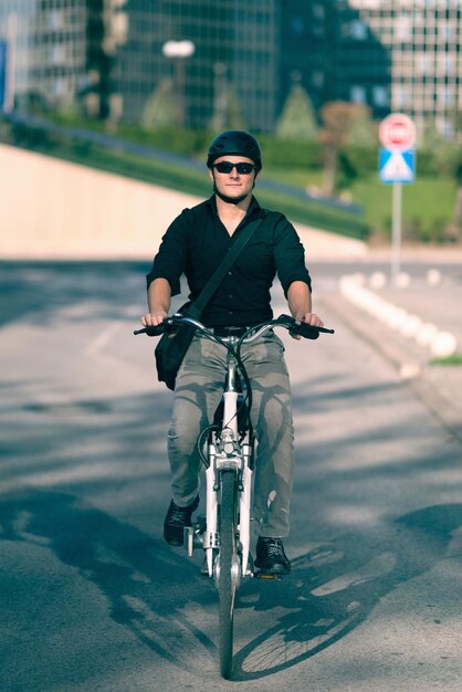 Empresario en bicicleta eléctrica en la calle