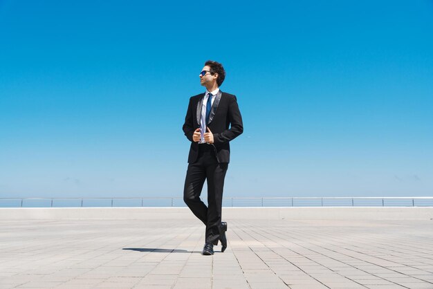 Empresário bonito com terno elegante retrato ao ar livre