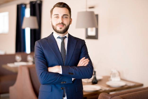 Empresário bonito confiante no restaurante