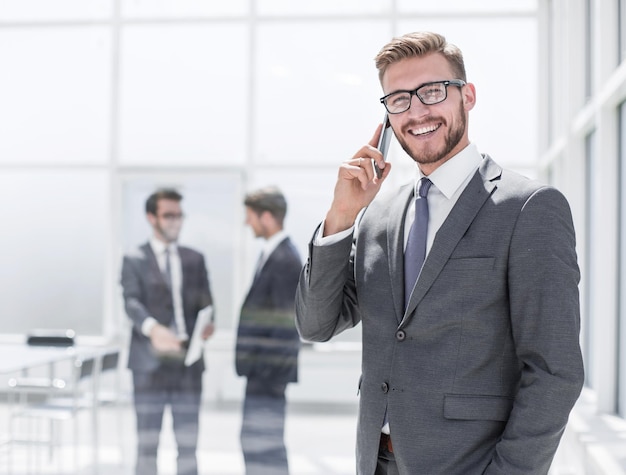 Empresário bonito falando no celular