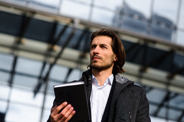 Foto empresário bonito segurando um caderno