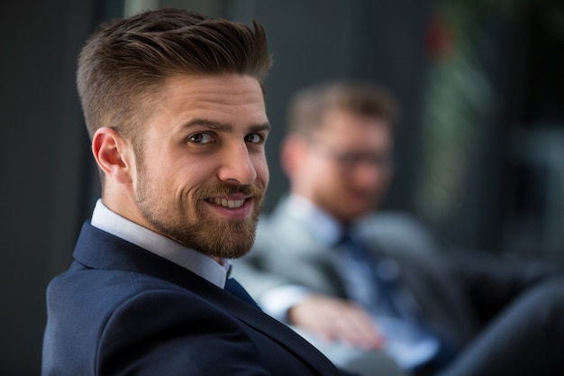 Empresário bonito sorrindo