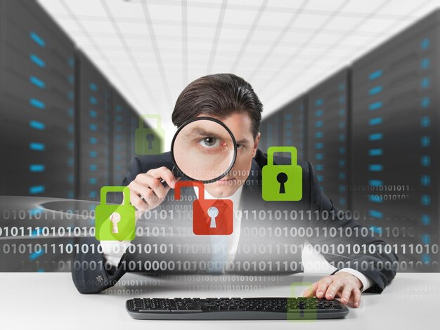 Empresario buscando en una computadora virus y piratas informáticos