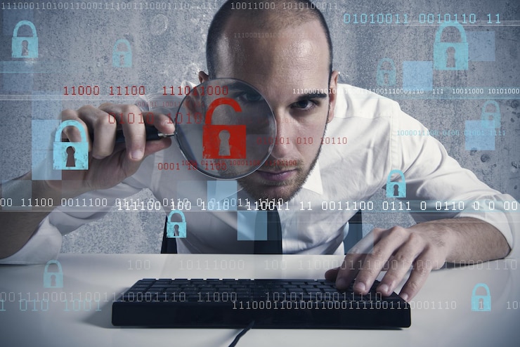 Empresario buscando en una computadora virus y piratas informáticos