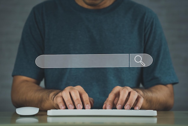 Foto empresario buscando información de datos de internet con barra de búsqueda en blanco