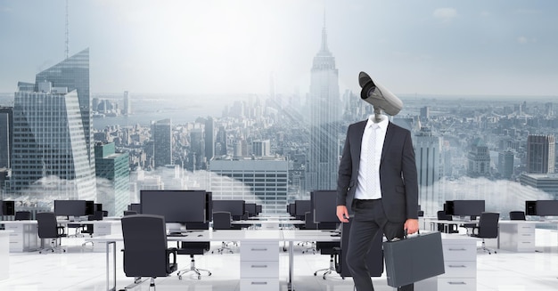 Empresario con cabeza de CCTV en la oficina por encima del horizonte de la ciudad