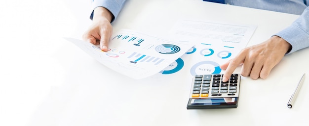 Empresario calculando y analizando datos financieros
