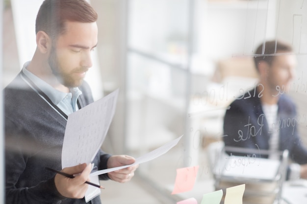 Foto empresario calculando las finanzas