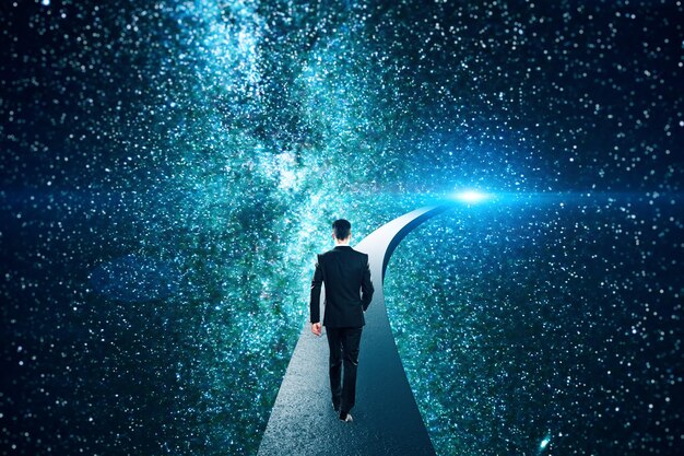 Foto empresario caminando por la carretera del cielo estrellado de la noche abstracta concepto de libertad y éxito