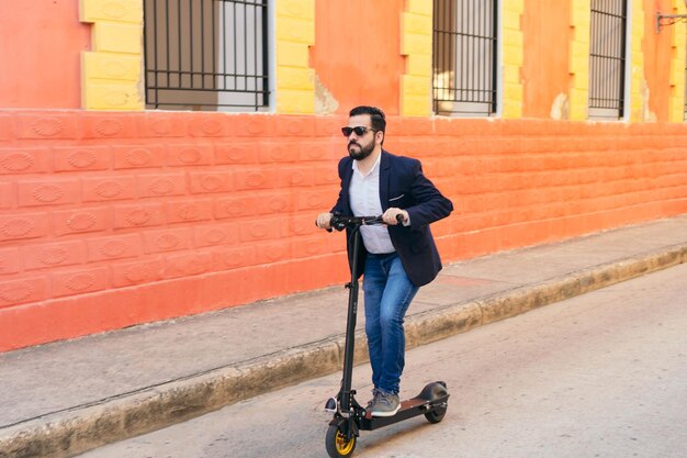 El empresario caminó al trabajo en Scooter