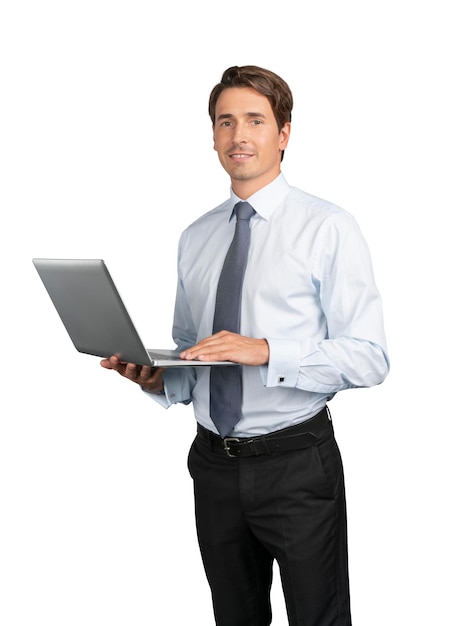 Empresario con camisa y corbata con portátil aislado sobre fondo blanco.