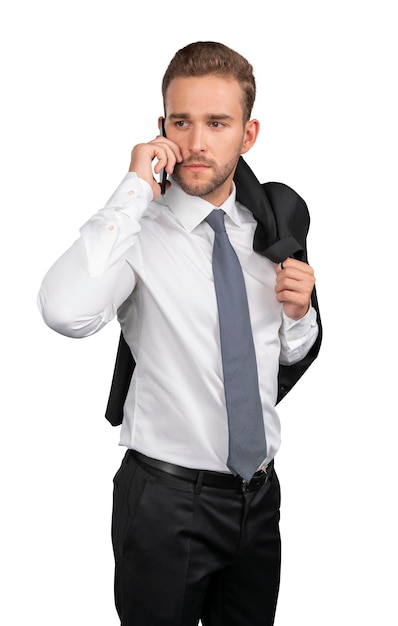 Empresario con camisa y corbata con teléfono aislado sobre fondo blanco.