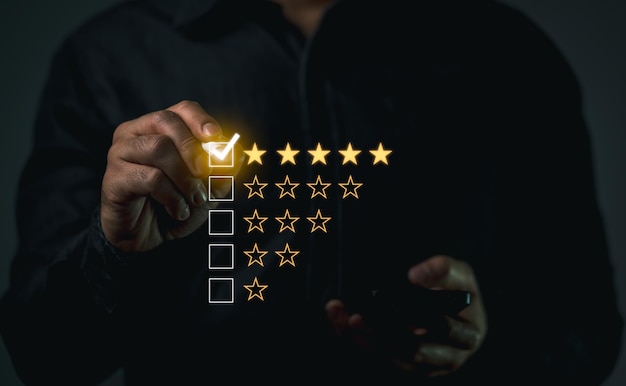 Empresario con camisa oscura seleccionando digitalmente una calificación de cinco estrellas que simboliza la alta satisfacción del cliente y el servicio de calidad