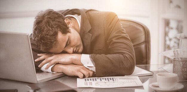 Foto empresário cansado dormindo em seu escritório