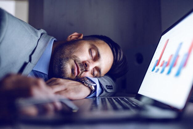 Empresário cansado dormindo em seu escritório.