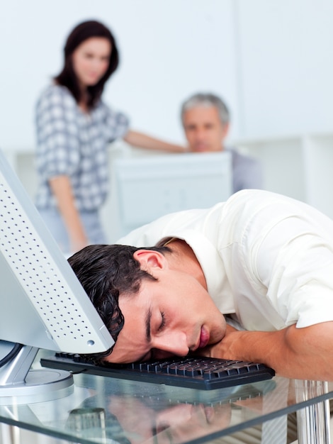 Empresário cansado dormindo em seu teclado