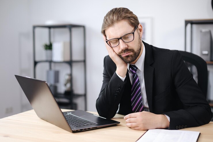 Empresario cansado durmiendo en el lugar de trabajo