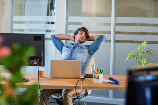 Empresário cansado sentado na mesa