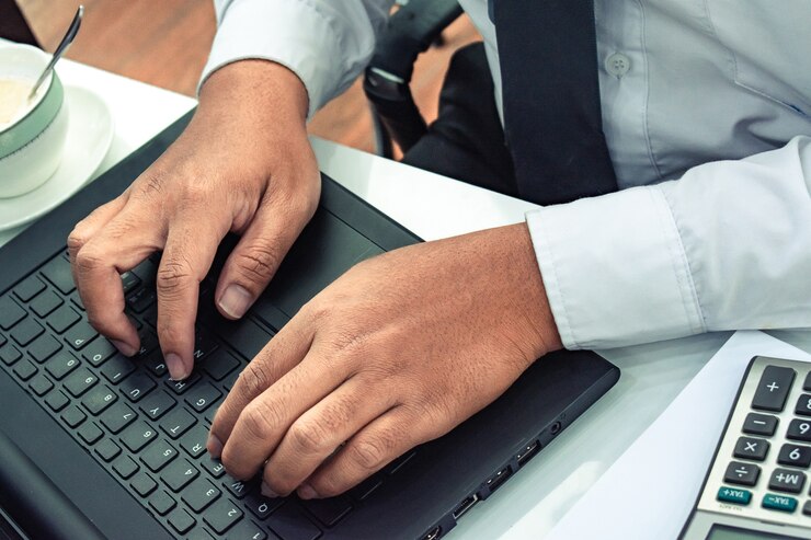 Foto este empresario de carrera con computadora portátil con calculadora