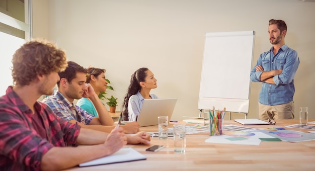 Empresário casual dando apresentação aos seus colegas