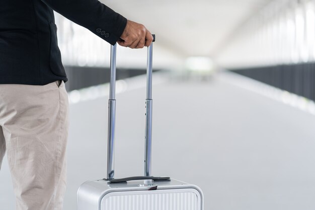 Empresario casual con una maleta en el aeropuerto