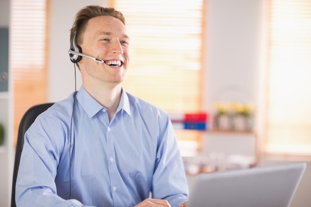 Empresario casual usando auriculares en una llamada