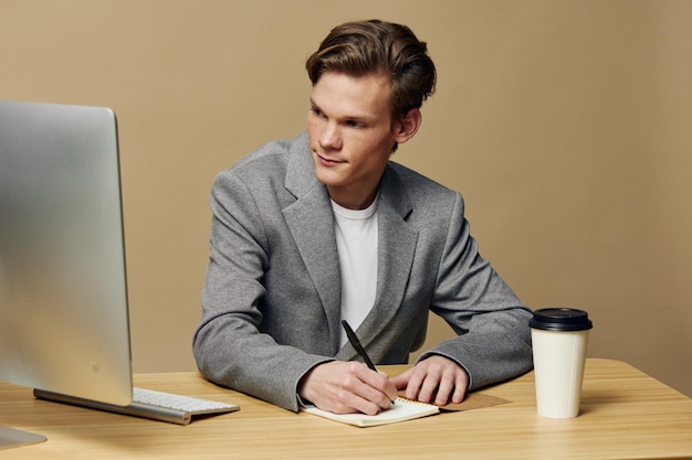 Empresário caucasiano profissional a trabalhar num portátil num escritório moderno.