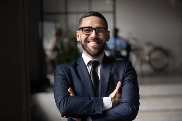 Empresario caucásico serio con gafas mira a distancia pensando o visualizando pensativo jefe masculino de mediana edad perdido en pensamientos reflexionando sobre la solución del problema plan de visión de negocio concepto