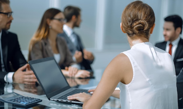 Empresario celebra una reunión de negocios para el equipo de negocios