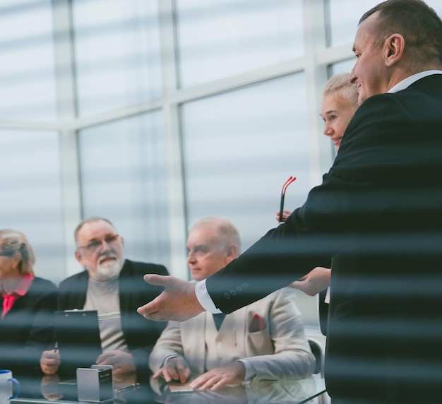 Foto el empresario celebra una reunión de trabajo con los principales expertos