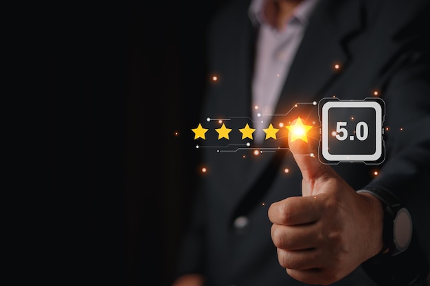 Empresario de cerca con la mano tocando el icono de cinco estrellas y la cara sonriente feliz para la retroalimentación revisión servicio de satisfacción experiencia de servicio al cliente y encuesta de satisfacción empresarial