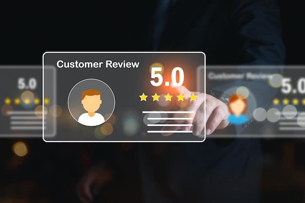 Empresario de cerca con la mano tocando el icono de cinco estrellas y la cara sonriente feliz para la retroalimentación revisión servicio de satisfacción experiencia de servicio al cliente y encuesta de satisfacción empresarial