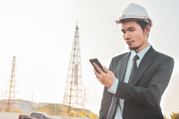 Empresário chamada telefone celular ou telefone móvel esperto no canteiro de obras