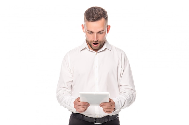 empresário chocado na camisa branca usando tablet digital isolado no branco