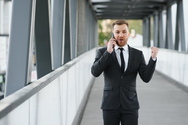 Empresario en una ciudad elegante