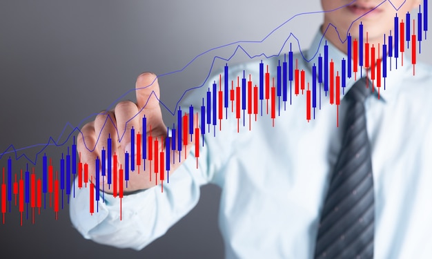 Empresário clica no gráfico. Velas japonesas